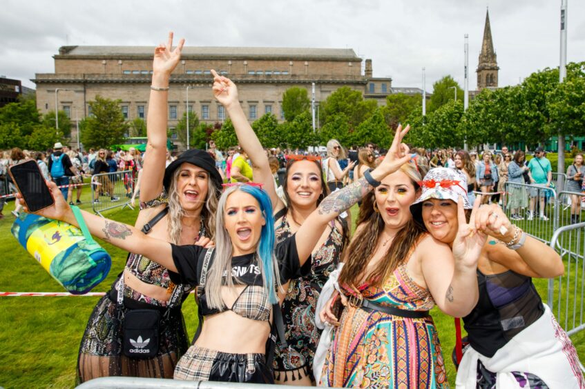 Revellers at Slessor Gardens ready to make their way to Camperdown. Image: Kenny Smith/DC Thomson.