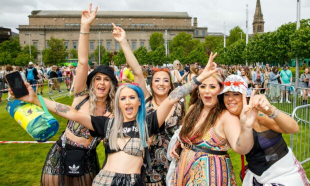 Revellers at Slessor Gardens ready to make their way to Camperdown. Image: Kenny Smith/DC Thomson.