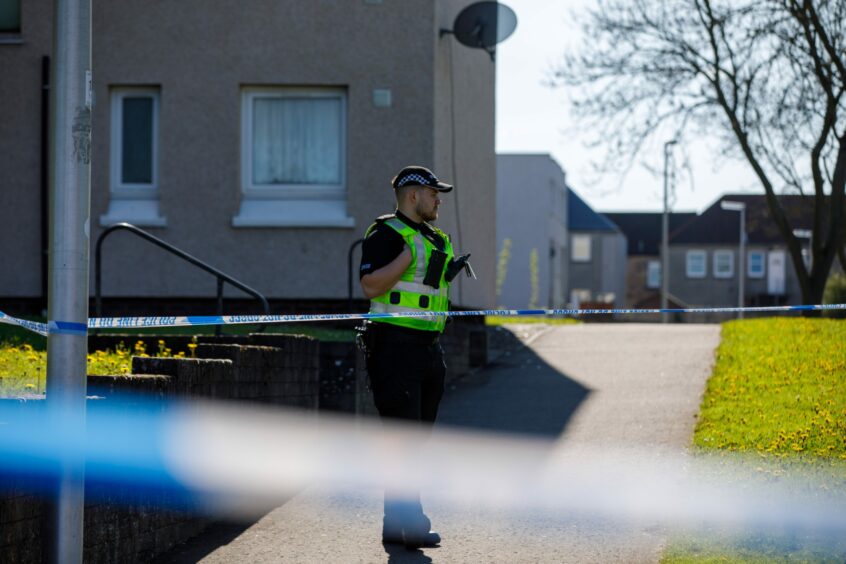 An officer guarding the cordon following the Kirkcaldy stabbing. Image: Kenny Smith/DC Thomson.