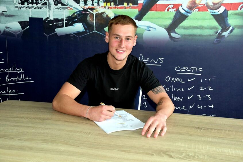 Scott McGill has signed a one-year deal at Raith Rovers.