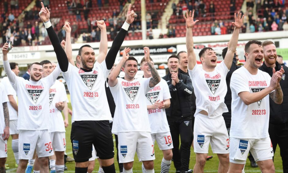 Josh Edwards celebrates Dunfermline's League One title win with his team-mates. Image: SNS.