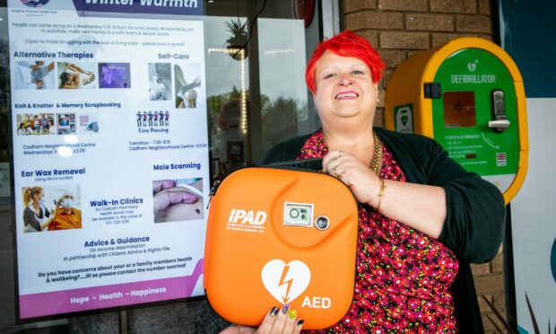 Allison Slater (57) with the defibrillator at Cadham Health Centre. Image: Steve Brown/DC Thomson.