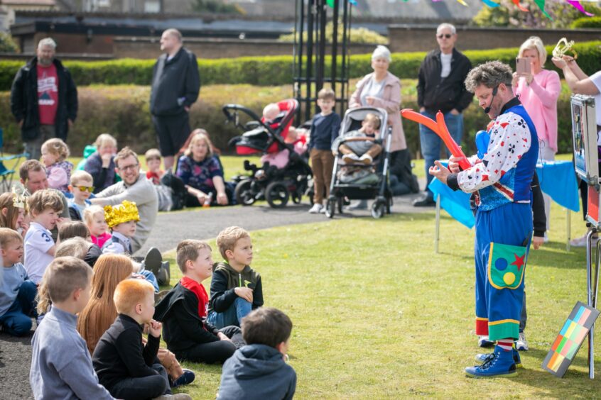 Kids are enthralled by the balloon modelling. 