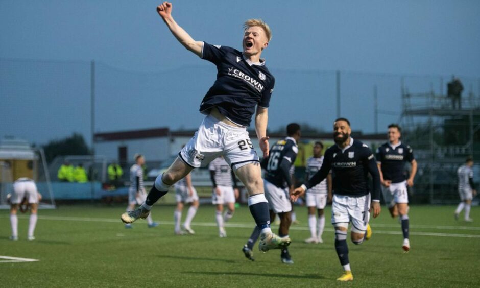 Lyall Cameron celebrates making it 4-3 to Dundee on their way to the Championship title. Image: SNS.