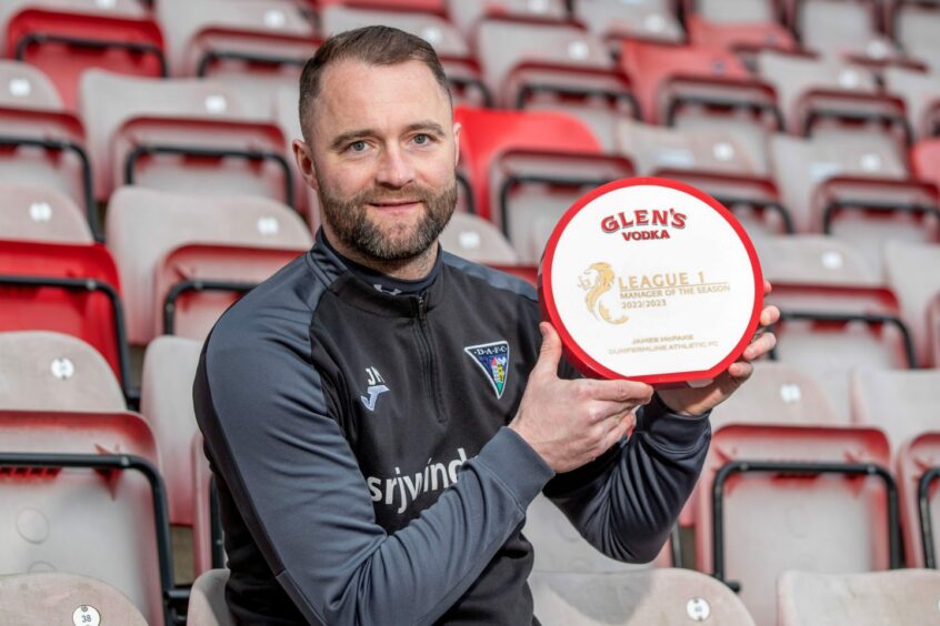 League One manager of the year James McPake with his award. Image: SNS.