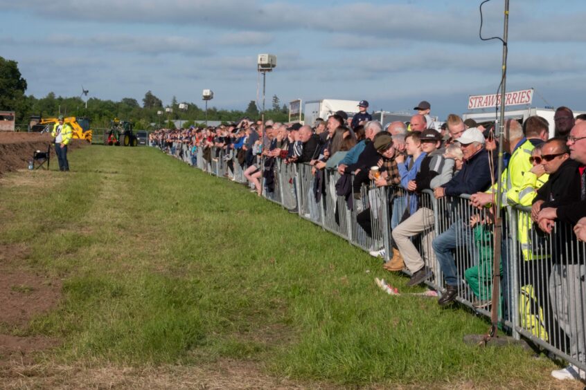 Brechin tractor pulling crowd.