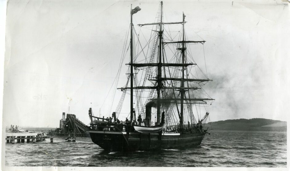 Whalers leaving Dundee 