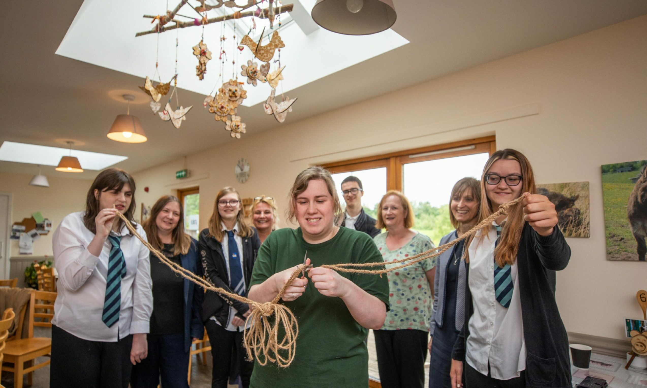 Kirriemuir Prince's Trust youngsters make a bonnie birdie for Murton - Vimarsana News