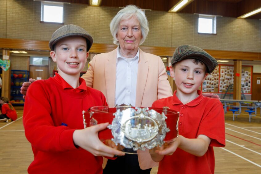 Sheila Walker, the great great grand daughter of legendary St Andrews golfer 'Old' Tom Morris, with Lawhead Primary pupils Harry Olley and Rory Bruce