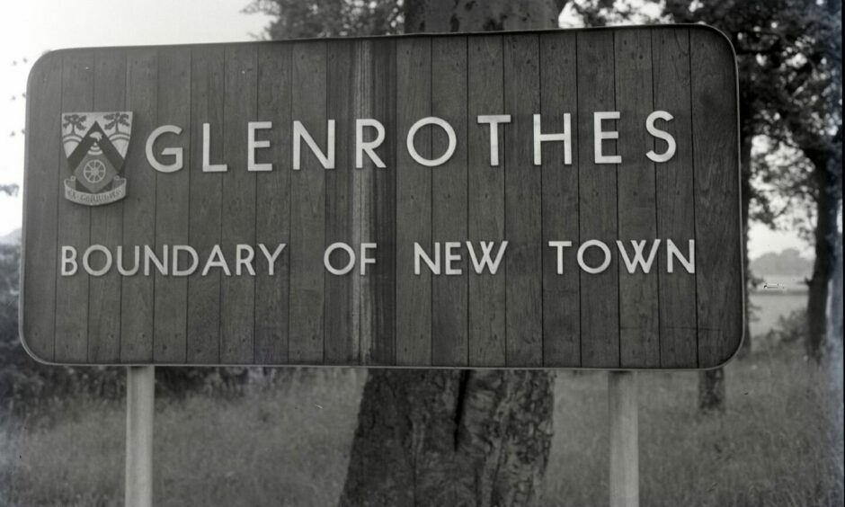 The Glenrothes boundary sign goes up as the development takes shape in 1953. Image: DC Thomson.