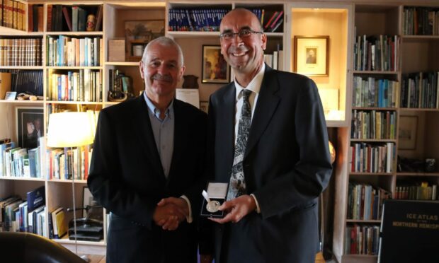 Professor John Briggs (left) presents Bruce Medal to Professor Peter Nienow. Image: RSGS