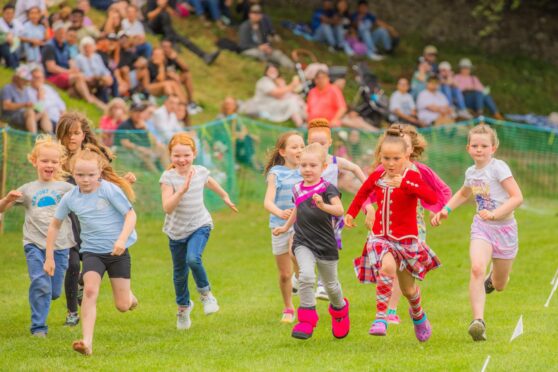 Aged 6,7 and 8 girls race. Image: Steve MacDougall/DC Thomson