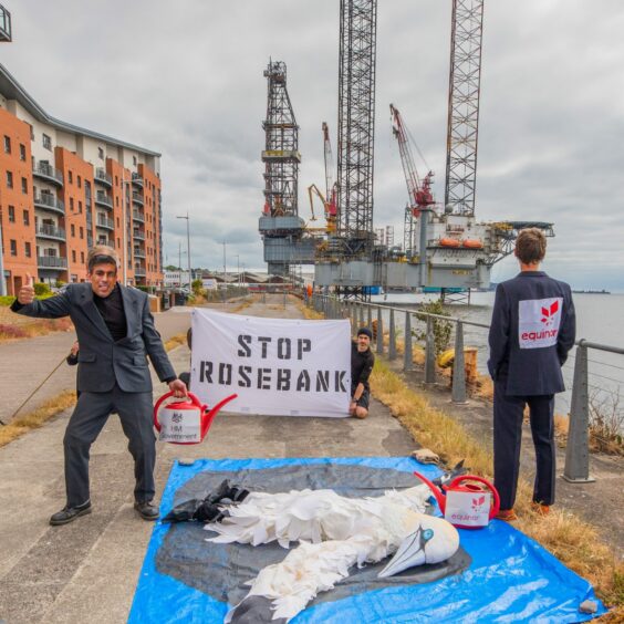 Two men, one dressed as Rishi Sunak, poured oil on a human-sized seagull during the Dundee protest. 