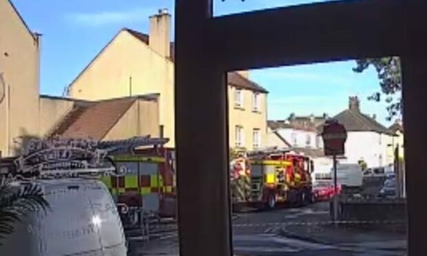 Fire fighters at a fire at Buller Street Lochgelly. Image: Fife Jammer Locations