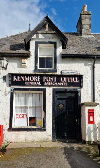 Kenmore Post Office with closed sign in the window.