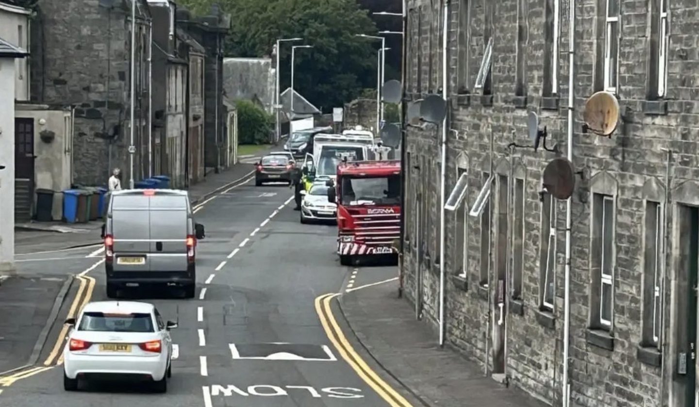 Reports of person on roof prompts emergency response in Dunfermline