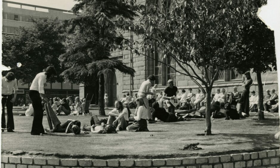 The City Churches gardens were a popular stop for shoppers in the sunshine back in July 1973. Image: DC Thomson.