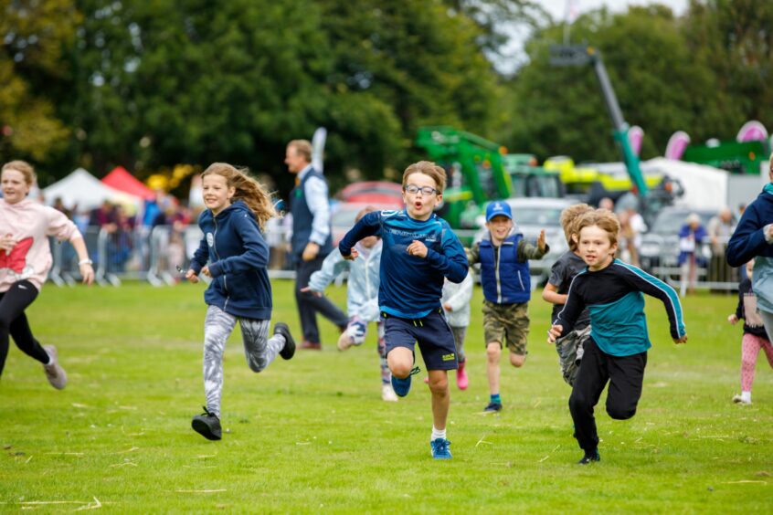 children in a running race at Perth Show.