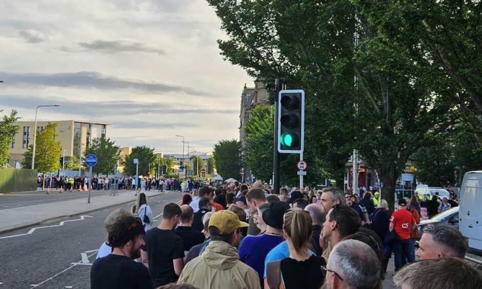 Queue to get into Slessor Gardens