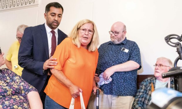 First Minister Humza Yousaf with Eljamel victim Theresa Mallett.