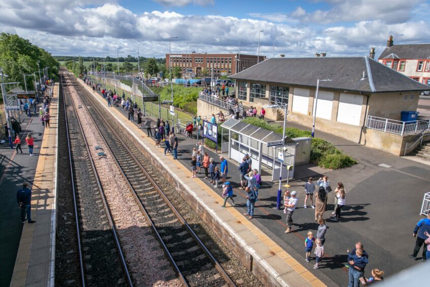 Crowds wait at Markinch station to see the locomotive. Image: Steve Brown/DC Thomson.