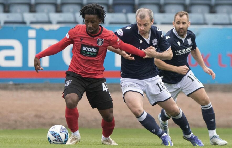 Malachi Boateng takes on Dundee. Image: SNS.