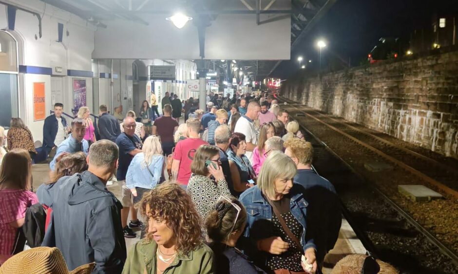 Large crowds waiting for a train in Dundee after the James gig on Friday.