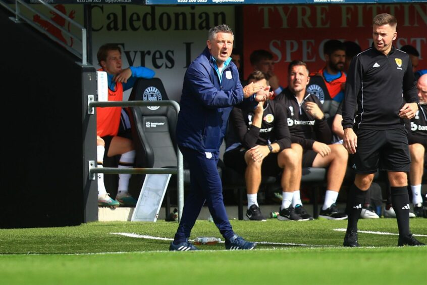 Dundee boss Tony Docherty in the dugout at St Mirren. Image: David Young/Shutterstock