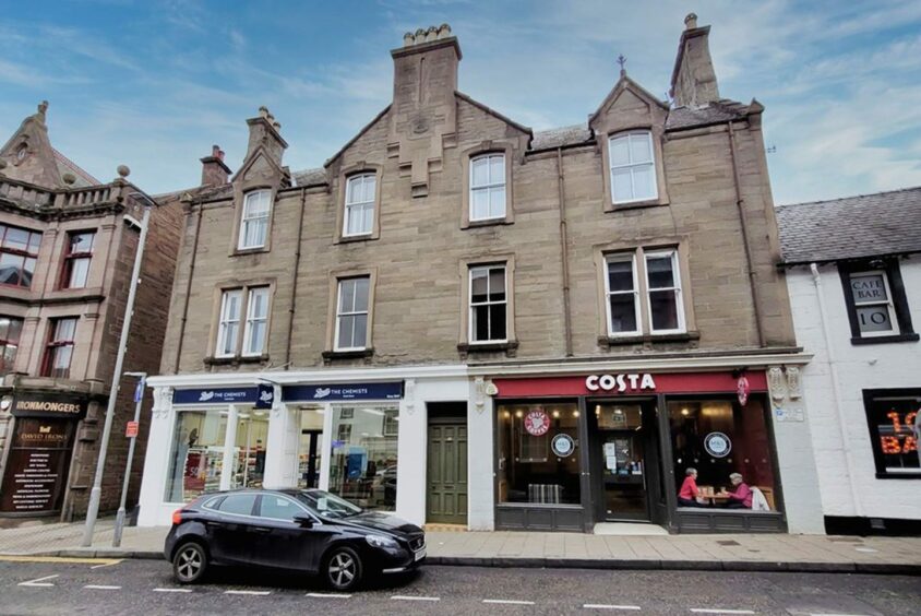 This 3 bedroom flat sits above a Costa in Forfar. 