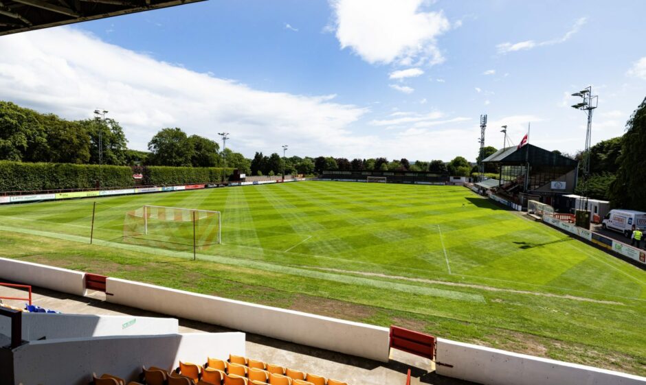 Dundee United travel to Glebe Park