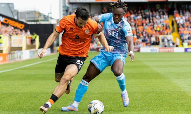 Ewan Otoo shackles Tony Watt