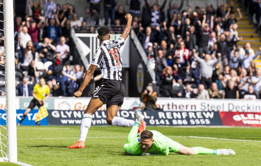 St Mirren beat Dundee 2-1 as Trevor Carson made his Dark Blues debut. Image: SNS