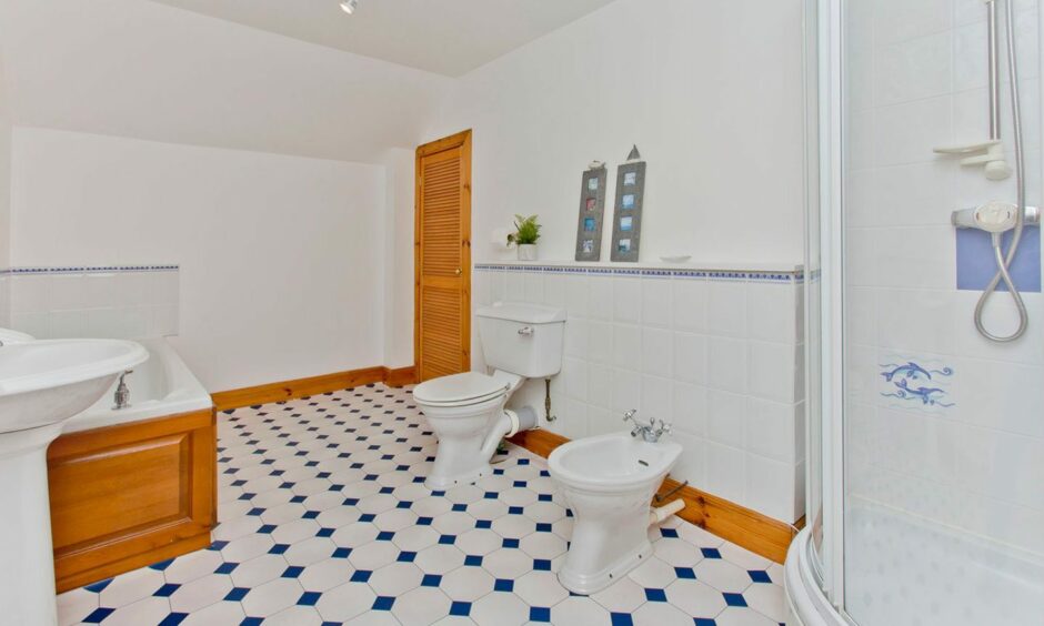 Five-piece bathroom at 2A Lumbo Farm Steadings near St Andrews.