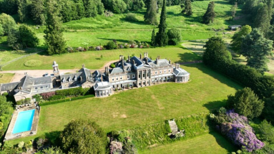 The Lawers Estate has a swimming pool.