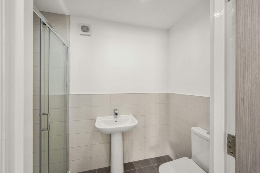 en-suite bathroom at modern Broughty ferry home