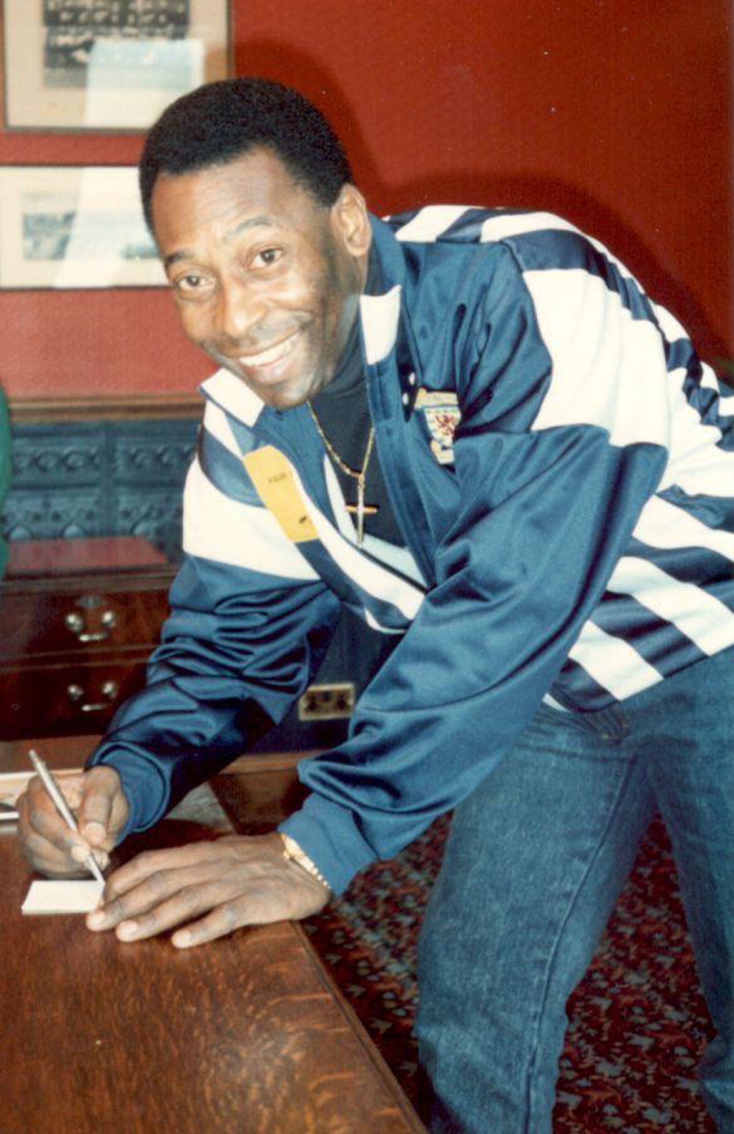 Pele poses for a photo in a Scotland top in Dundee