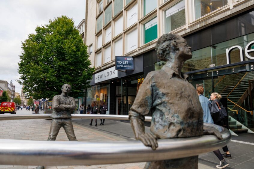 Statues of two men on Perth High Street