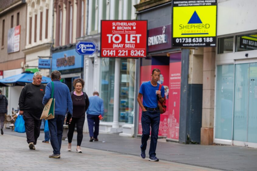 Shoppers on Perth High Street with large number of empty shops and To Let signs