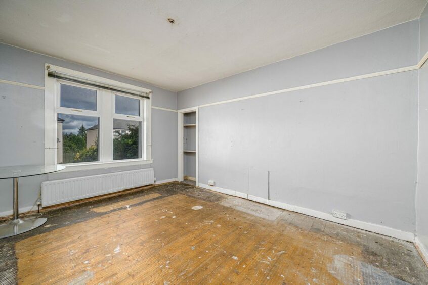 This 3 bedroom flat on Kerrsview Terrace in Dundee needs upgrading but has potential. 