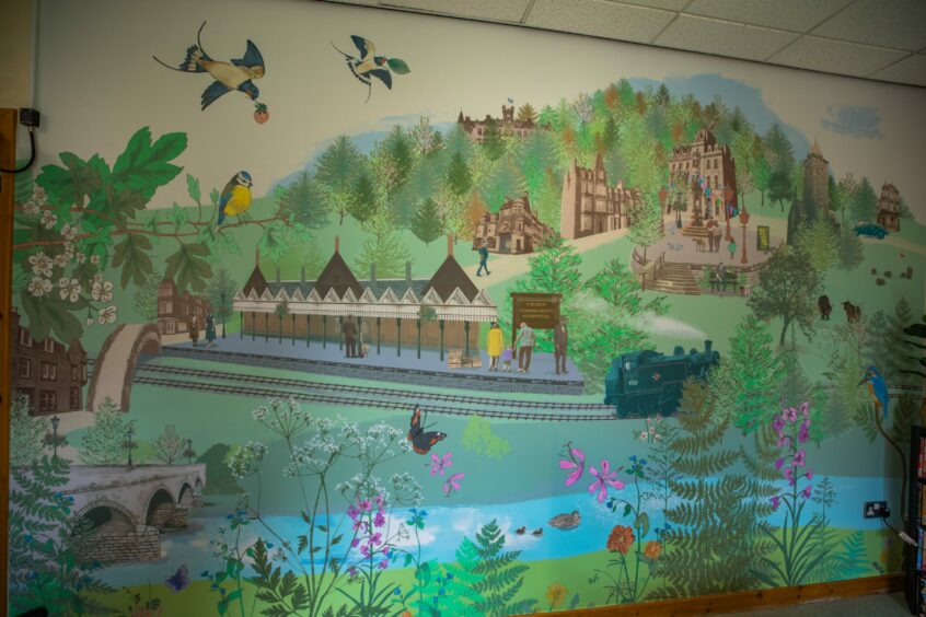 Mural depicting a mix of Crieff landmarks and local nature