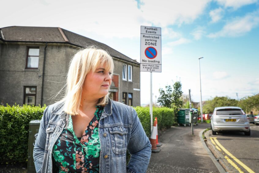 Dundee mum hitting out at parking restrictions infront of sign 