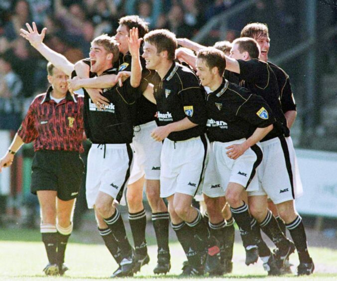 Craig Faulconbridge, left, is congratulated by his Dunfermline Athletic team-mates after his equaliser. Image: SNS.