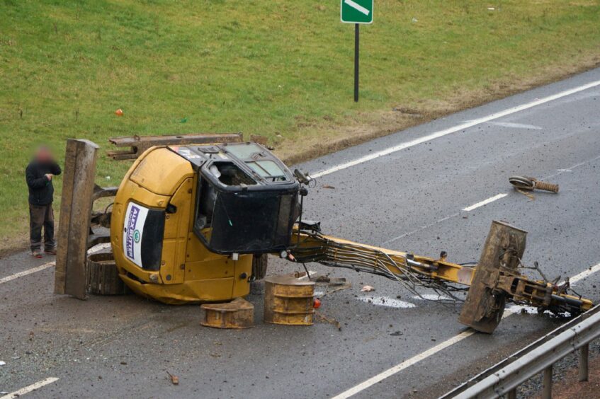 Digger hits the A90 flyover near St Madoes