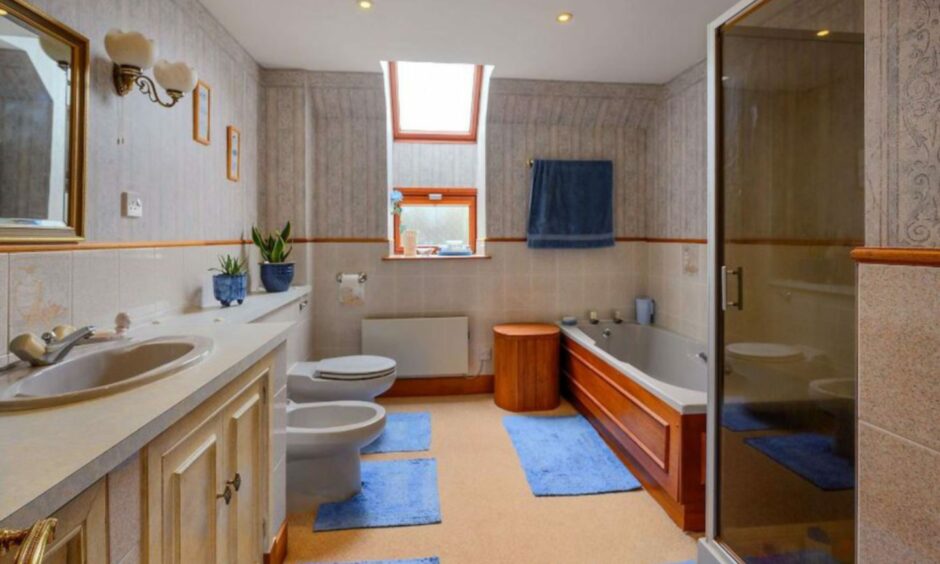 Family bathroom at Belvedere House in Glenfarg.
