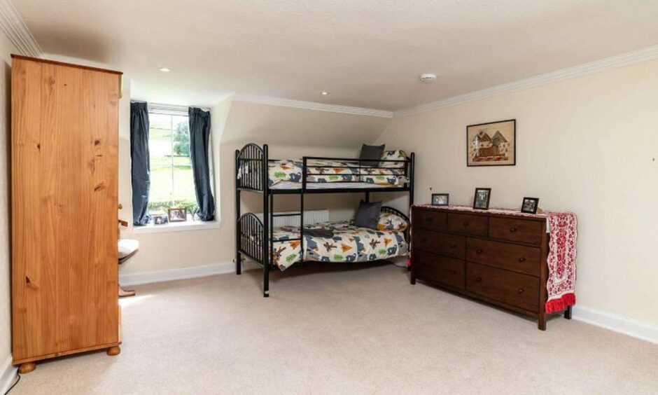 Double bedroom in Burnbank, Newtyle.