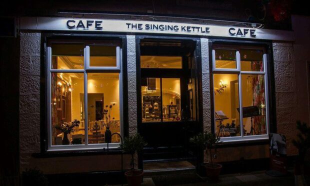 The Singing Kettle in Alyth at night