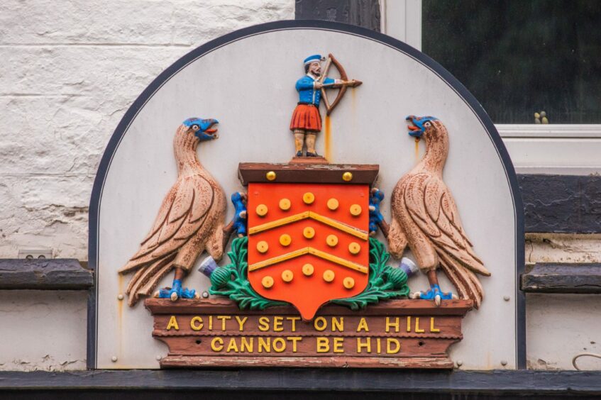 Auchterarder town crest bearing the motto 'A city set on a hill cannot be hid'.