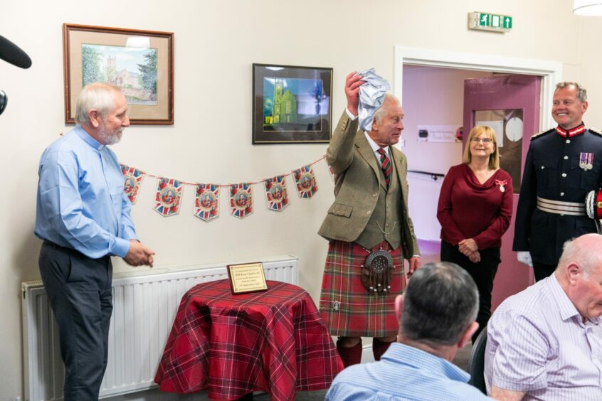 King Charles unveils a plaque at Kinross Day Centre