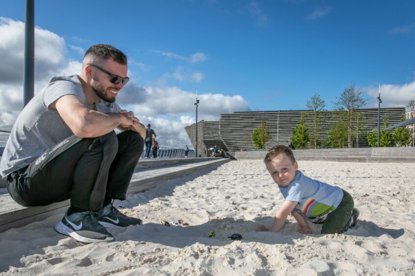 Eion McGlaughlin with son with Finn, 2, from Craigowl enjoy the warm weather at Dundee Waterfront