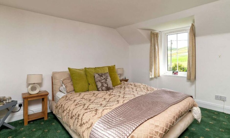 Double bedroom in Burnbank, Newtyle.